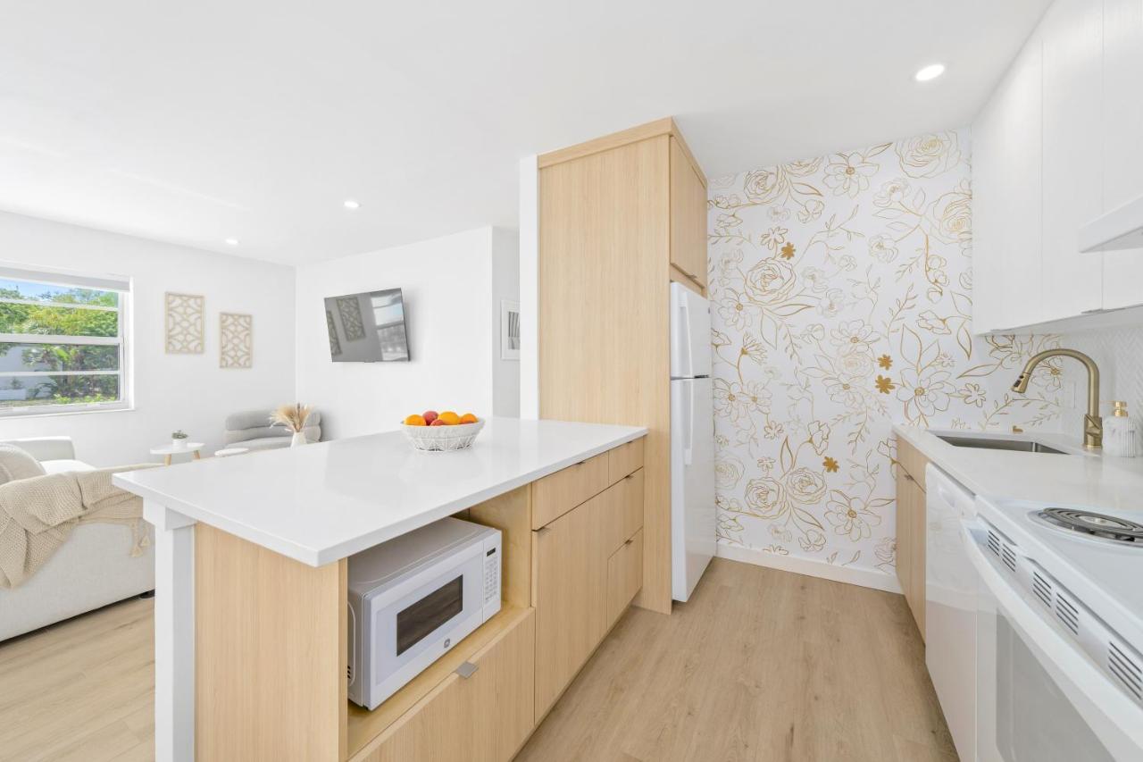 M Lake Worth Beach - Modern Villas Near West Palm Beach, Chic Retro Vibes, King Bed, Cozy Backyard, Bbq, Workspace, High-Speed Internet, Free Parking, 5 Minutes To Downtown & Beach Exterior photo