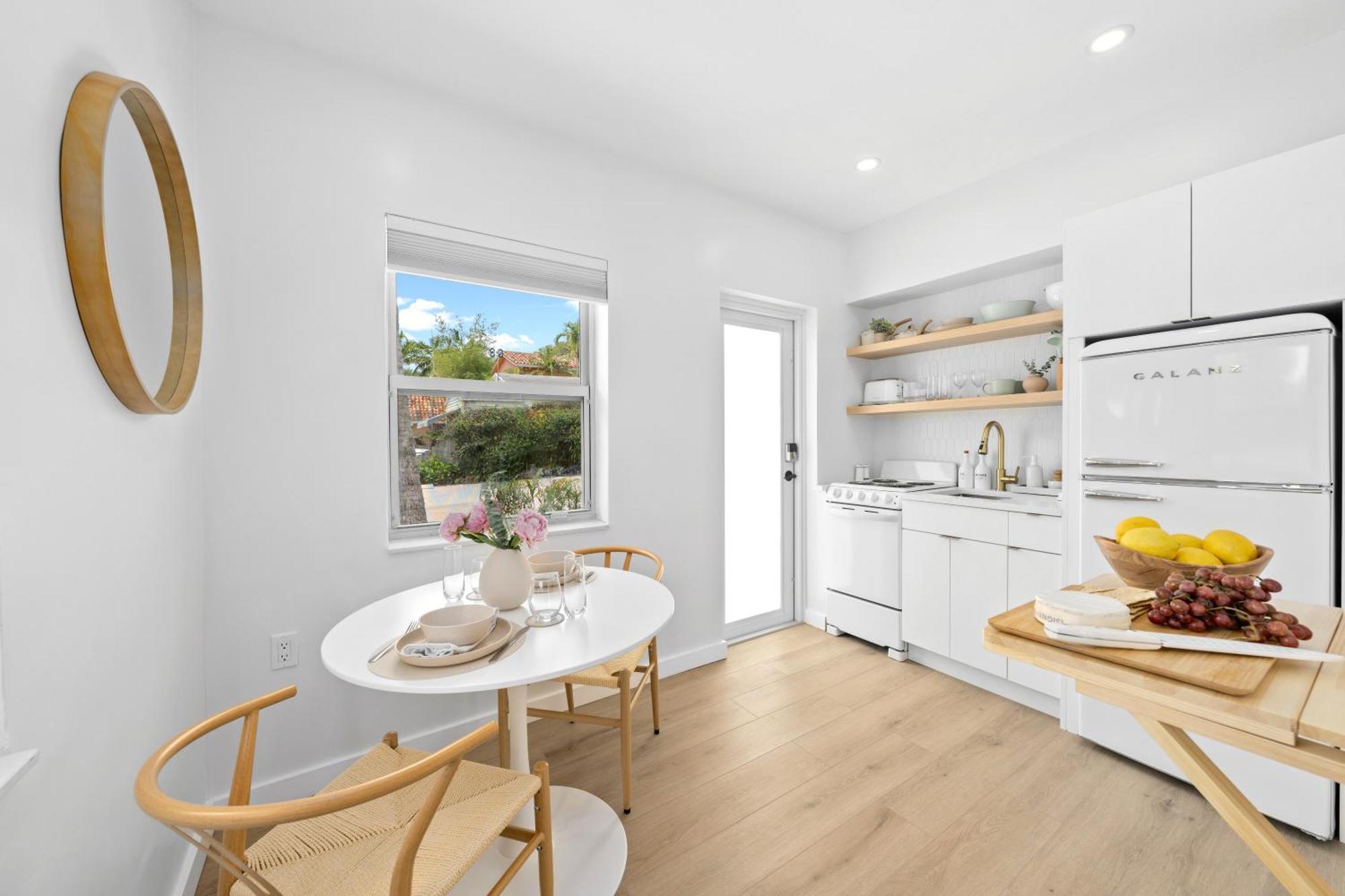 M Lake Worth Beach - Modern Villas Near West Palm Beach, Chic Retro Vibes, King Bed, Cozy Backyard, Bbq, Workspace, High-Speed Internet, Free Parking, 5 Minutes To Downtown & Beach Exterior photo