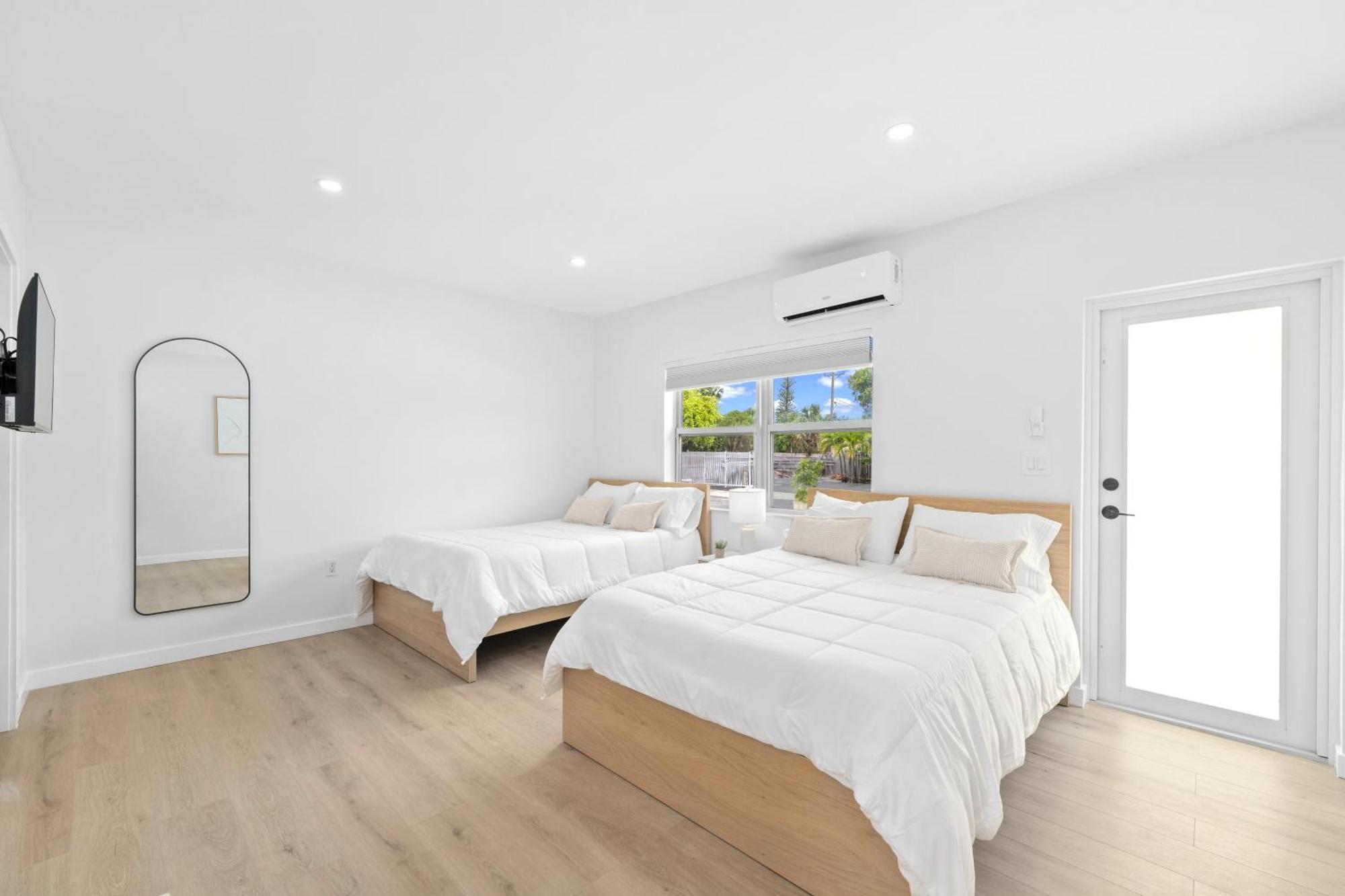 M Lake Worth Beach - Modern Villas Near West Palm Beach, Chic Retro Vibes, King Bed, Cozy Backyard, Bbq, Workspace, High-Speed Internet, Free Parking, 5 Minutes To Downtown & Beach Exterior photo