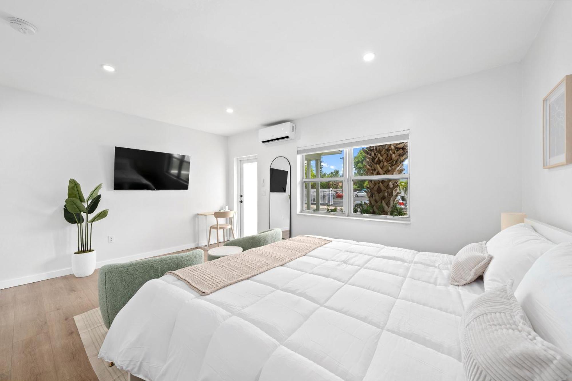 M Lake Worth Beach - Modern Villas Near West Palm Beach, Chic Retro Vibes, King Bed, Cozy Backyard, Bbq, Workspace, High-Speed Internet, Free Parking, 5 Minutes To Downtown & Beach Exterior photo