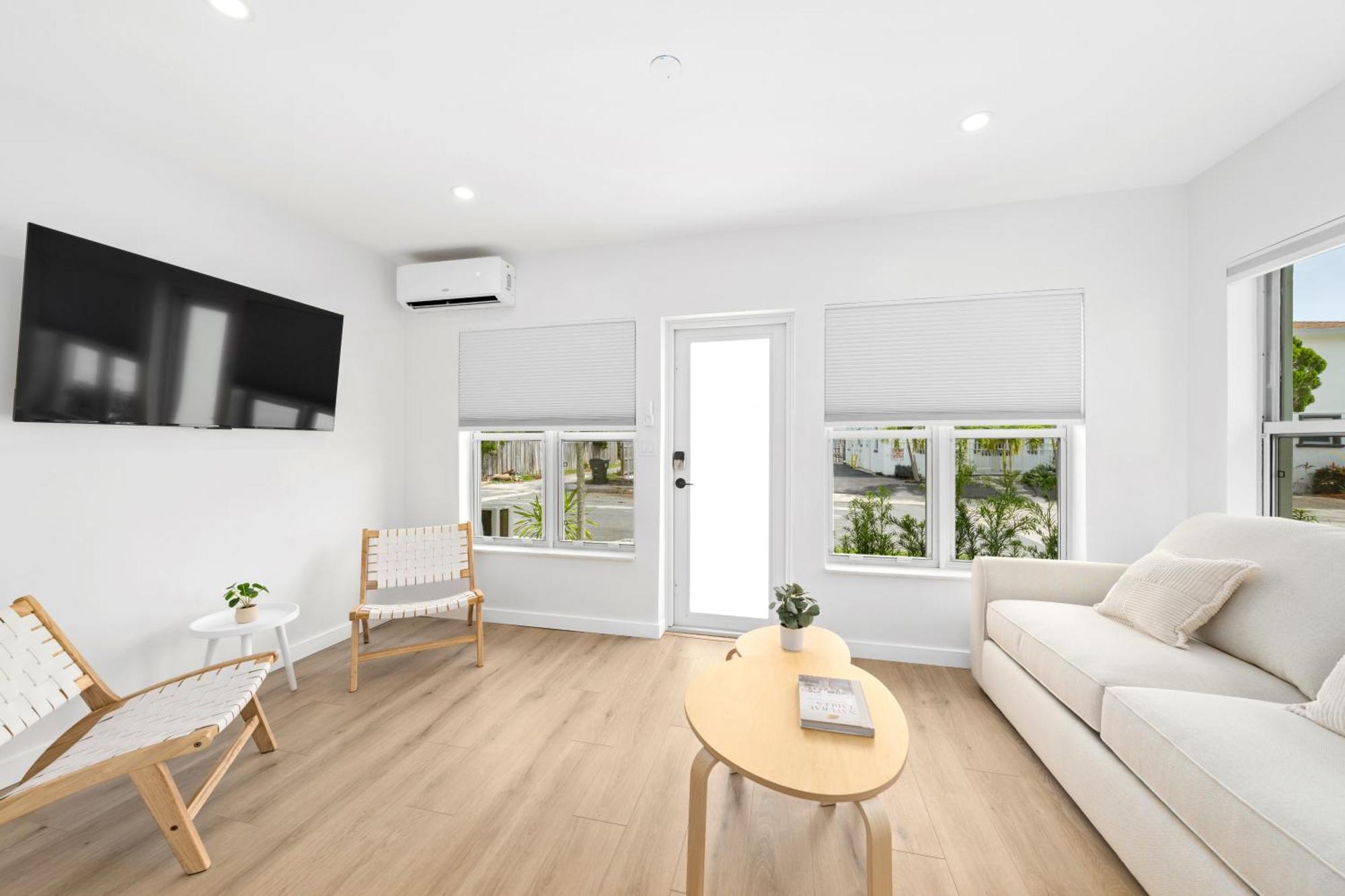 M Lake Worth Beach - Modern Villas Near West Palm Beach, Chic Retro Vibes, King Bed, Cozy Backyard, Bbq, Workspace, High-Speed Internet, Free Parking, 5 Minutes To Downtown & Beach Exterior photo