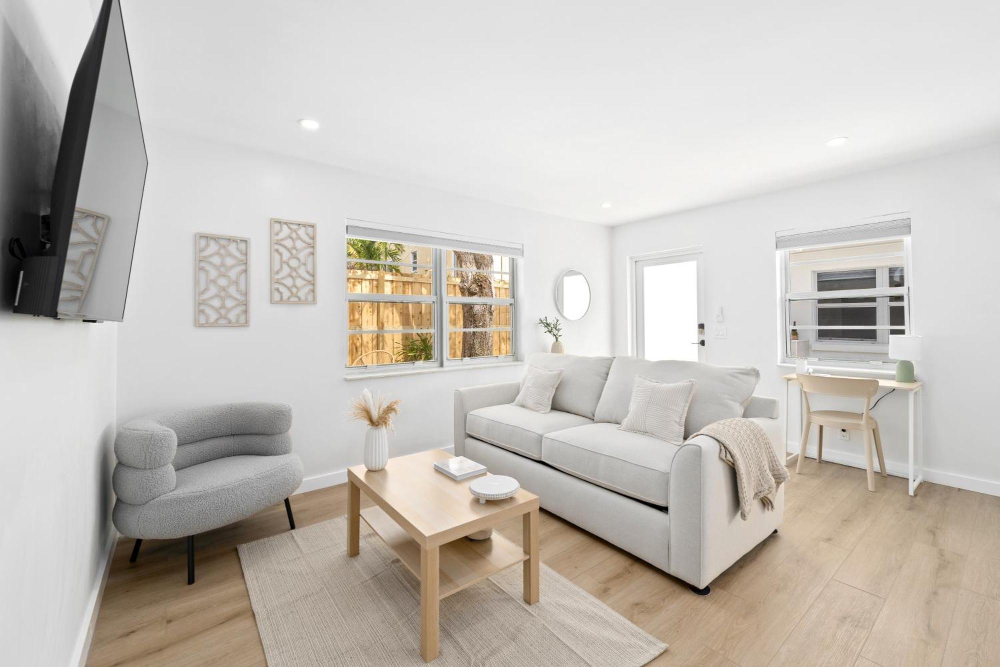 M Lake Worth Beach - Modern Villas Near West Palm Beach, Chic Retro Vibes, King Bed, Cozy Backyard, Bbq, Workspace, High-Speed Internet, Free Parking, 5 Minutes To Downtown & Beach Exterior photo